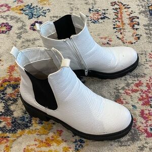 Pierre Dumas White Textured Ankle Boots